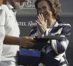 Su Majestad la Reina Doña Sofía junto al patrón de la embarcación "Low Noise", el italiano Giuseppe Giuffre, durante la entrega de premios d